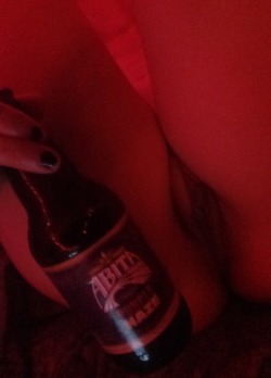 myhotsluts:  pussy n beer [f]