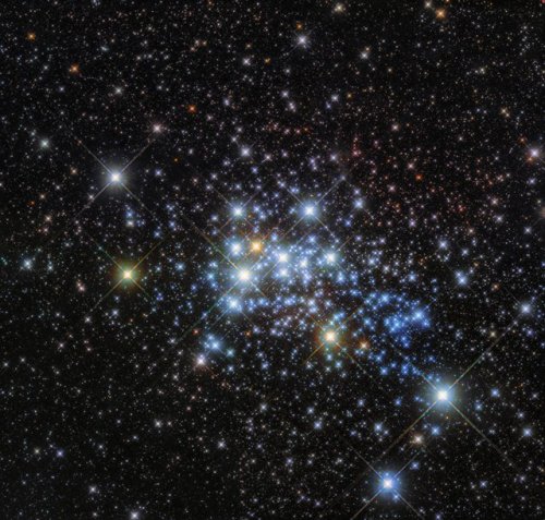 Hubble Hones In On A Hypergiants Home : The Super Star Cluster Westerlund 1, Only 15,000 Light-years