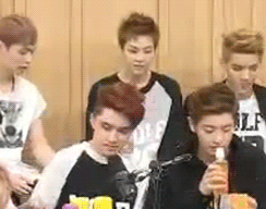 veriloquentmind:  how xiumin shakes his drink 