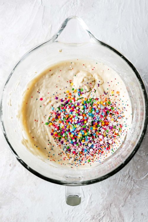 sweetoothgirl:  Funfetti Cake with Paint Splatter Decoration  
