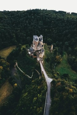 ikwt:    Signs of the season at Eltz Castle