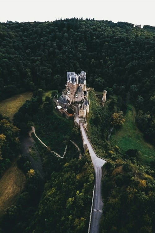 ikwt:  Signs of the season at Eltz Castle (bdorts) | instagram