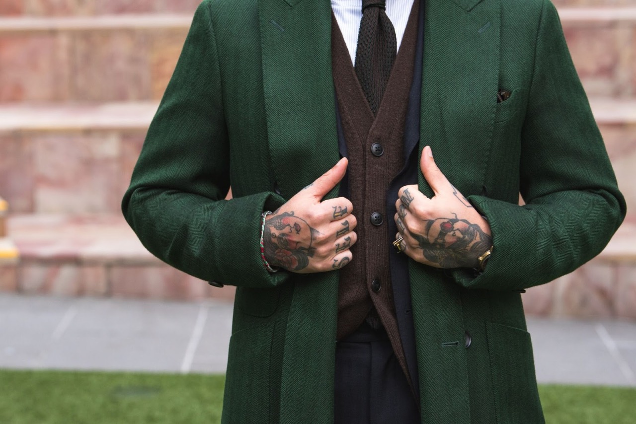 menlovefashiontoo:  iqfashion:  Suit, Overcoat &amp; Shirt by Oscar Hunt Tailors;Cardigan