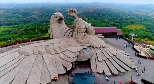 La escultura de águila más grande del mundo. Le tomó 10 años al artista Rajiv Anchal terminarla.