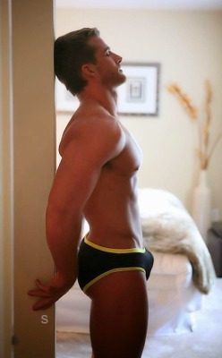 bigbroth4u:  I think this picture of this man is really sexy. We get to see exactly how round his ass is and how full his bulge is from a perfect right angle. It turns me on.  Think YOU can turn me on? Show me! Find @bigbroth4u on Twitter for even more