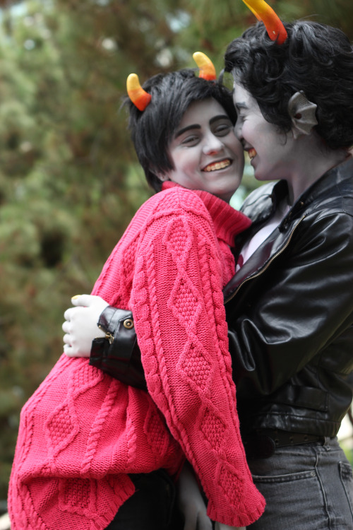 taste-of-paint:faygo-fuckyourself as Cronus and peppermintcookies as Kankri at SDCC 2