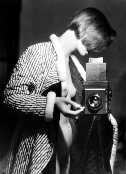 romantisme-pornographique:    Marianne Breslauer, Self Portrait, 1933.