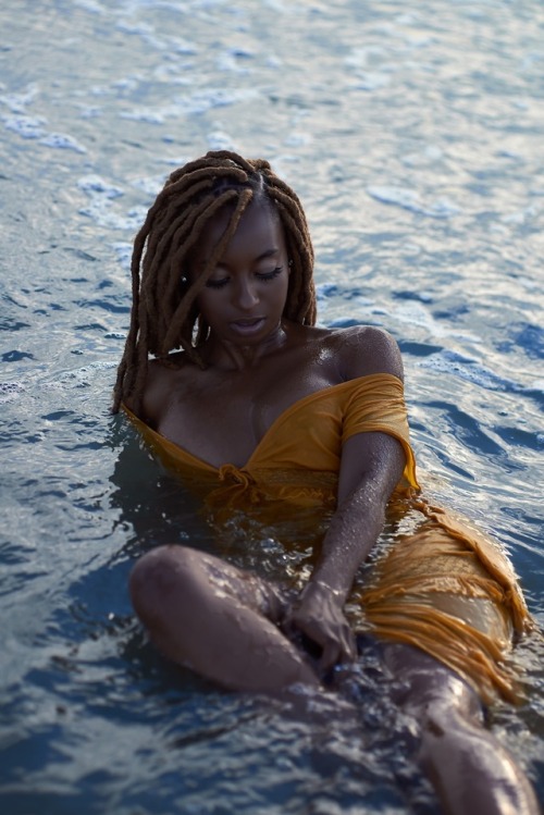 naturallyelle: A little water.. and a dress..