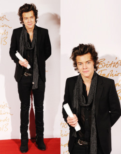 hatesharry:  Harry at the British Fashion