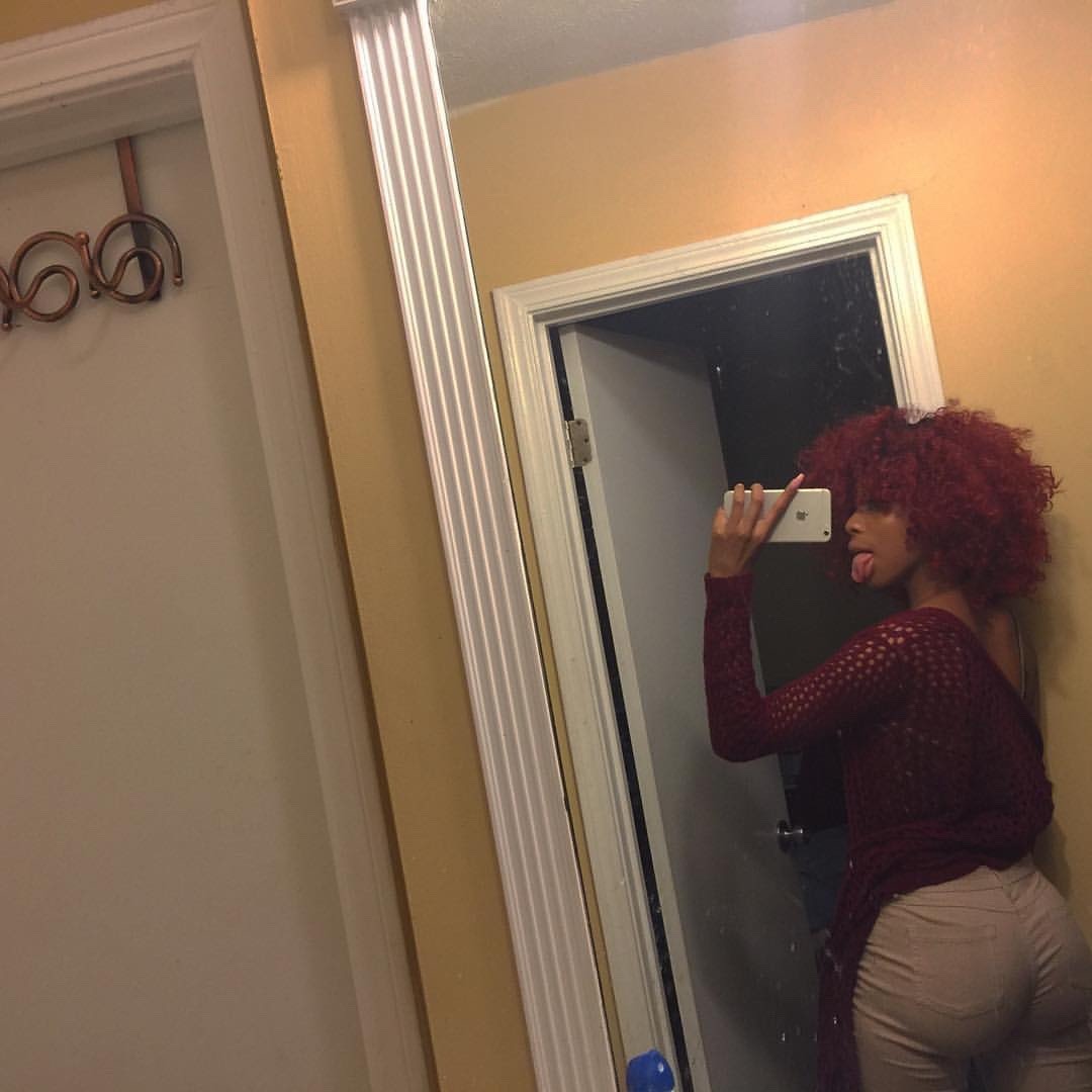 bootysweatt:  a snack 💕