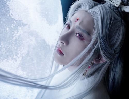 ziseviolet:Hanfu photoset via coser小梦, Part 8/?According to Chinese legend, the white Jade Rabbit (玉