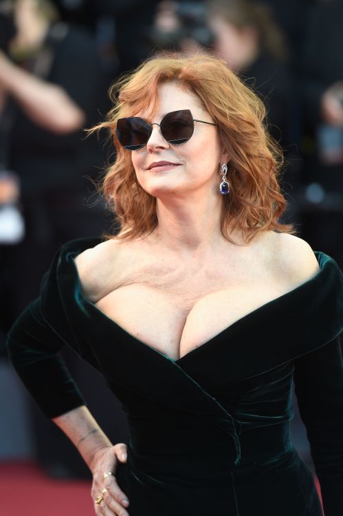rusted-420:pretty-older-celebs:Susan Sarandon Mmmm one hot and delicious Momma