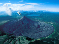 earthporn-org:  Karymskaya volcano on the Kamchatka Peninsula, Russia  by unknown