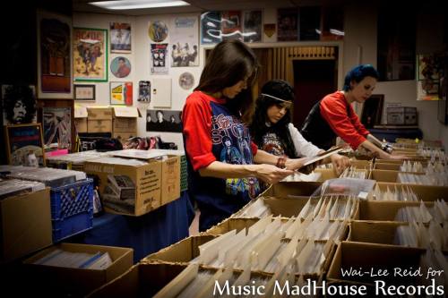 chickswithrecords:  “welcome to the madhouse”