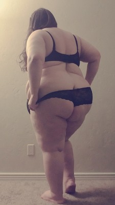 bellablue377:  I love my fat body ❤