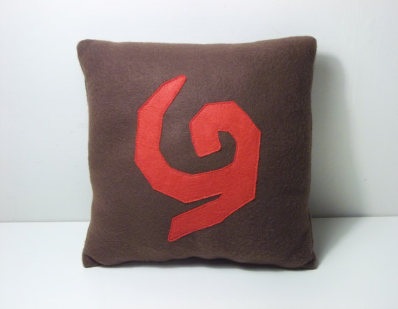 brain-de-geek:  Des oreillers geek: pokemon, zelda, dbz… http://braindegeek.com/2014/01/13/oreillers-geek-pokemon-zelda-dbz-etsy/ 