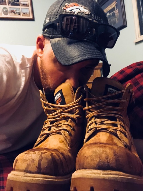 gaydressshoefetish: FUCK YEAH! HUFF THOSE HOT CUM-COVERED TIMBS! Slurp! Like this? Follow pig4workbo