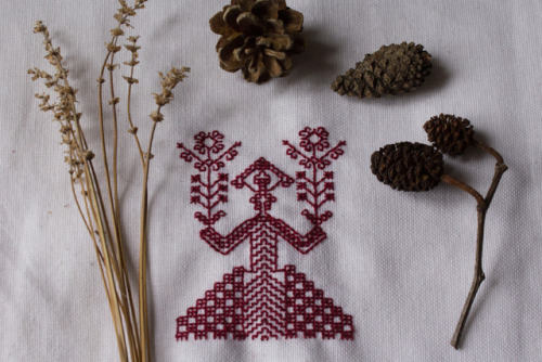 Trying out Karelian redwork embroidery… © Clara Isa