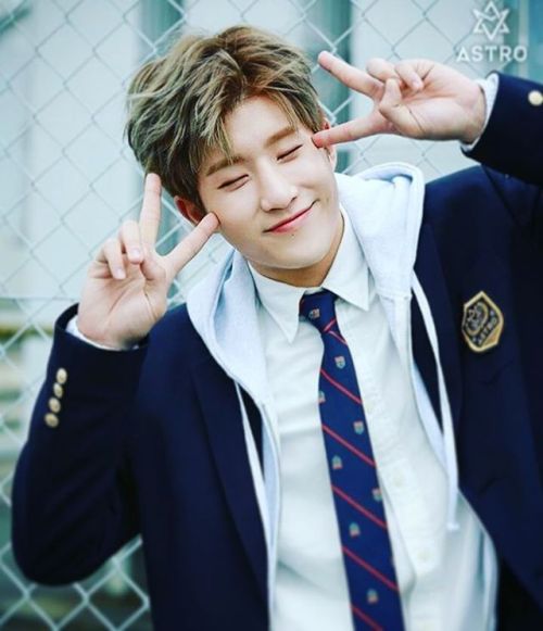 Ugh…. why is he getting more and more attractive??? . . . #astro #astrokpop #arohatilltheend 