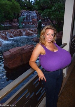 funbaggery:  Chelsea unloads 60 lbs. on the Vegas Strip.