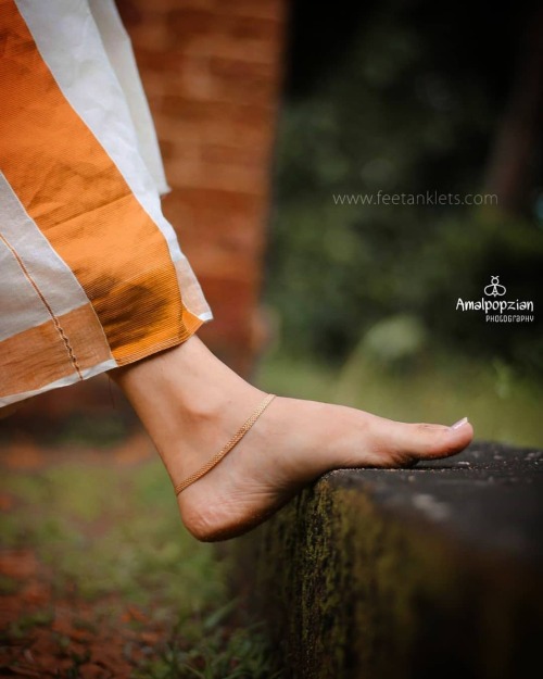 Golden Anklets & Saree . . Click @amalpopzian . . #photographylovers #photography #indianphoto