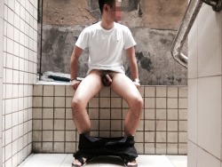 toki1984:  上廁所的必經之 露 👶🏻  熱到爆，可以不著衫嗎？