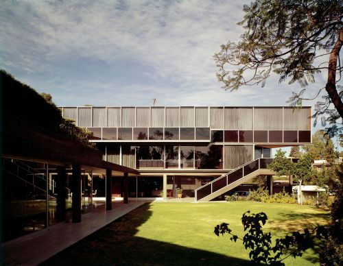 germanpostwarmodern:Sacal House (1968) in Mexico City, Mexico, by Abraham Zabludovsky. Photo by Juli