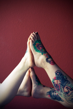 cutetattooedfeet:  High ten! Photo by Timothy