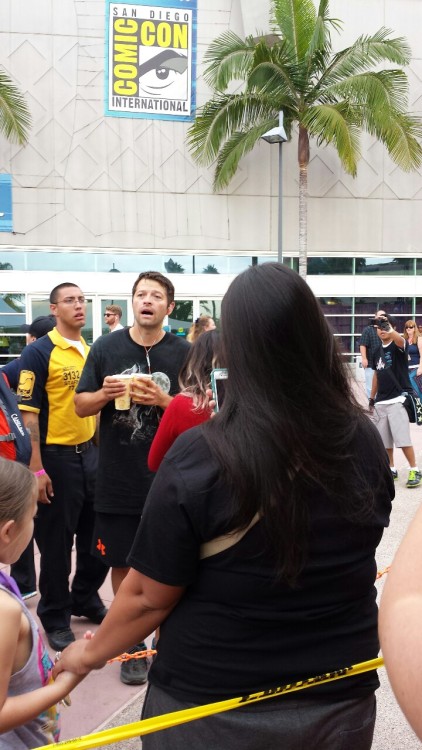 mishanarry:  doctorrocketsciencemonster:  So it’s 8 in the morning, we’re all waiting in line for the Supernatural panel, & naturally who shows up but the wonderful Misha Collins, who literally has coffee for everyone waiting in line. Thanks for