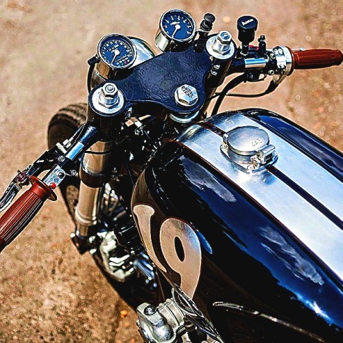 Honda 900 Cafe Racer | Flip Tank Cover | Clip-on Bars