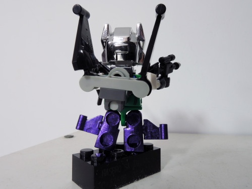 Look who I made today 8DI use Custom Kreon Soundwave and Starscream to make Sixshot.I needed to borr