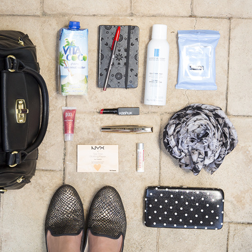 What&rsquo;s in your bag?  A chic working woman&rsquo;s bag essentials, all available at Tar