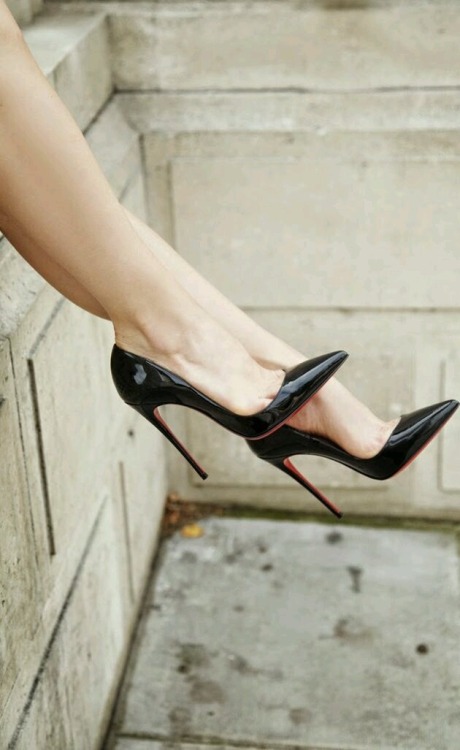 legsandhighheels: legsandhighheels
