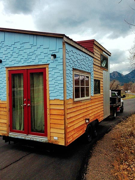 mouthfuloftits:  micromanor:  Colorful, sustainable tiny house via tiny house for