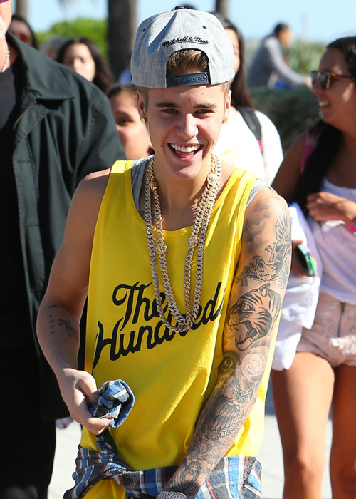 teachmehowtobieber:this smile is what keeps me smiling. Yeah, he’s fucked up and makes mistakes and 