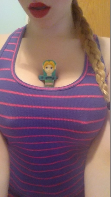 savingthrowvssexy:redhotsillyfecker  loves her some Zelda. 