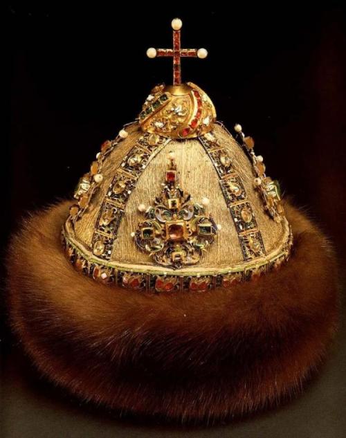 lostsplendor:  Russian Royal Headdress, 14th-17th Century: Shown and Listed Chronologically: Monomakh’s Cap [14th Century], Altabasnaya (Sibir) Cap [Mid 17th Century], and The Diamond Cap [Late 17th Century]. 