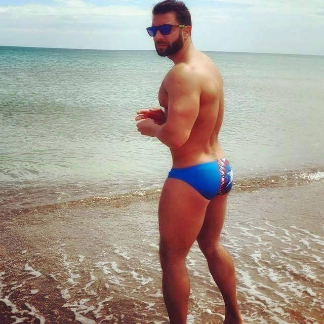 briefsgalore:  Every day new hot guys showing off their body in briefs or speedos!