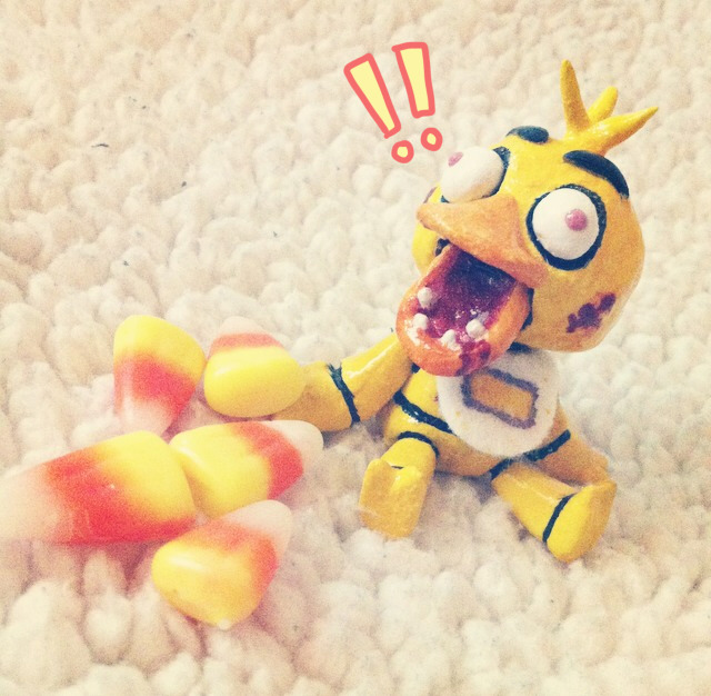not-a-comedian:  I made a tiny Chica sculpt! Her jaw is moveable and the head is