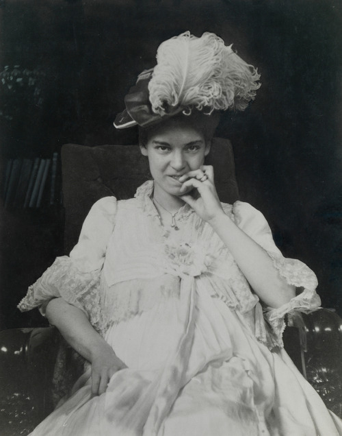 Elsie Bell Grosvenor stares straight at the camera in this portrait taken in 1901, possibly when she