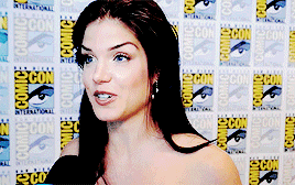 marie avgeropoulos at sdcc 2016. 