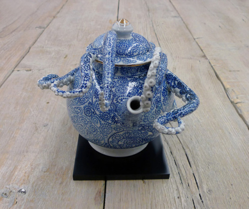 copperbadge:bioloyg:itscolossal:Octopi Embedded in Ceramic Vessels by Keiko Masumoto@waldosakimboCep