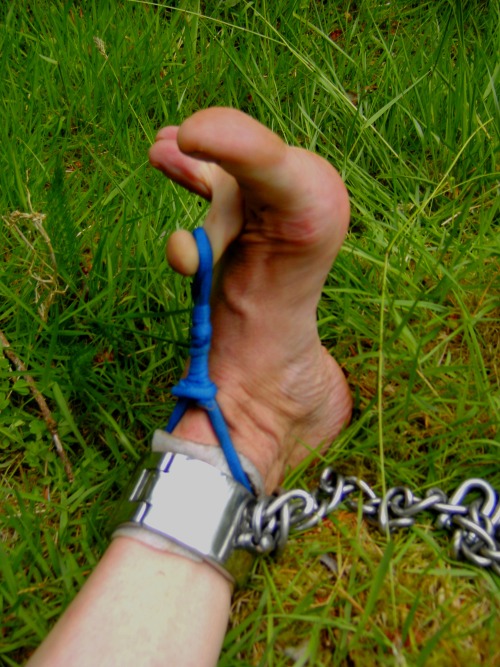 Hogtied Toes.A simple tension-tie of the toes allows to stretch the soles like drum pads. Every step