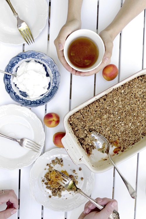 Spricot crumble - get the recipe: http://thesmoothielover.com/apricot-ginger-crumble/