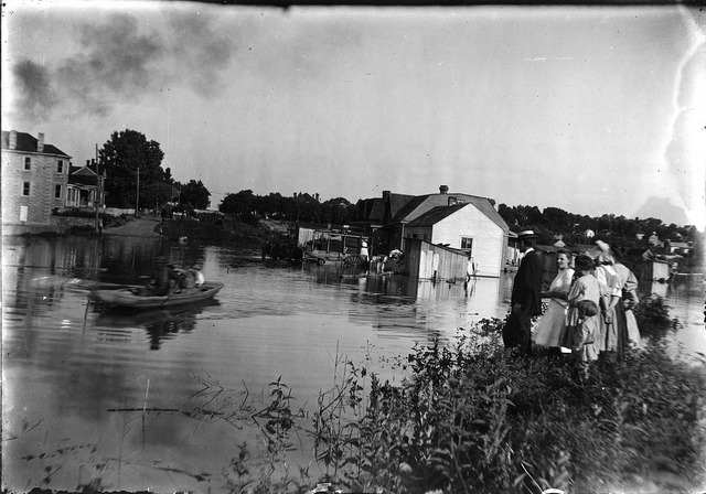 vintageeveryday:  Vintage photographs of flooding in Missouri. See more here… 