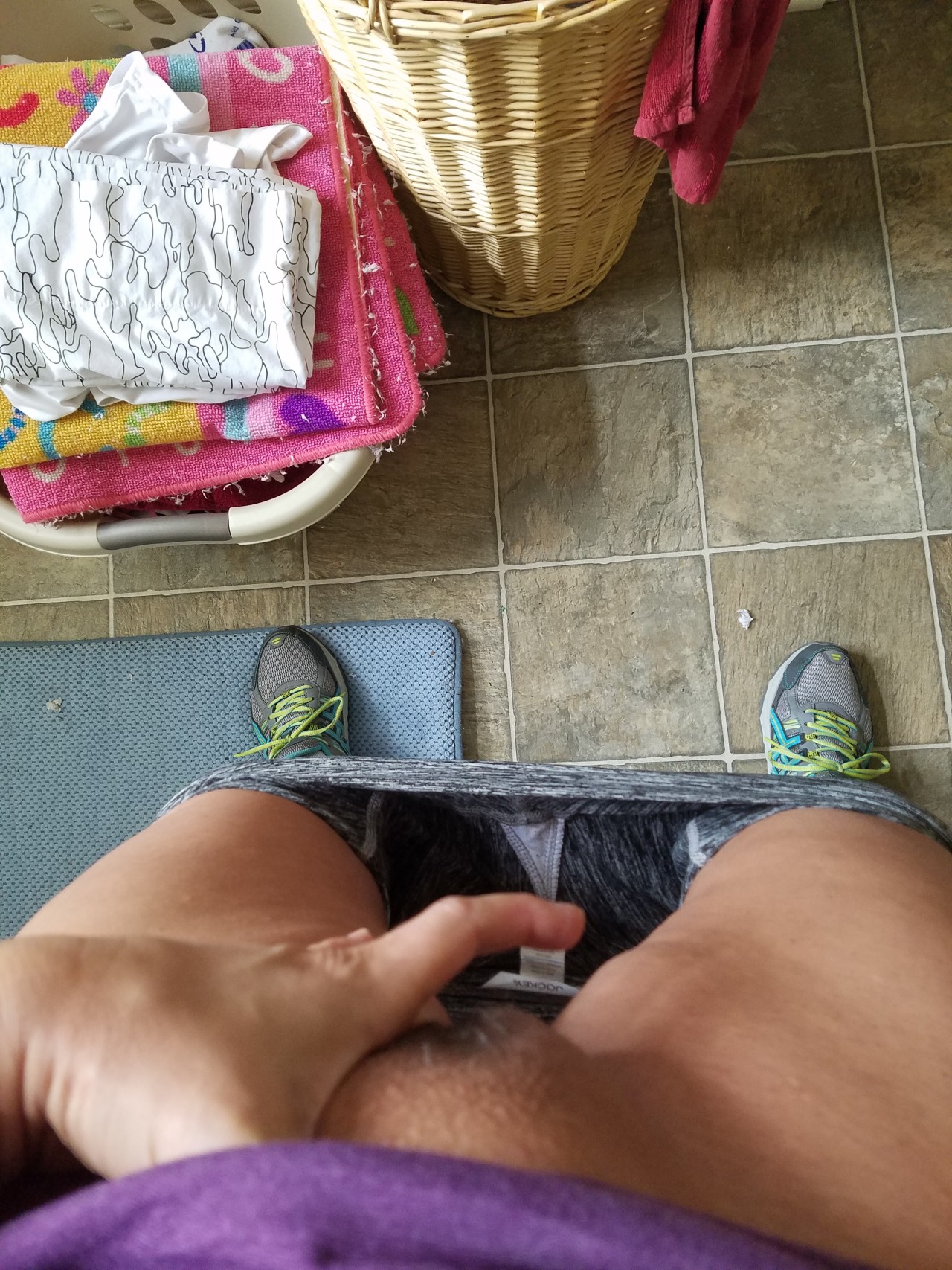 amateurlovin:  scgrrl72:  How a Hot Wife makes laundry more interesting….. just