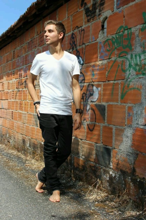 barefootladblog:Handsome looking young guy with delicious looking, lovely feet and toes :-)