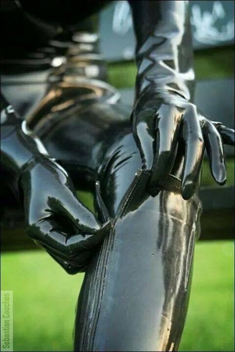 freakshow4fun:  Rubber on rubber. 