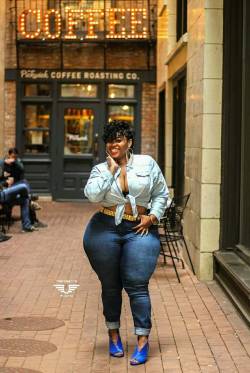 footlong773:  Hips don’t lie, busty👀👅👏👏👏👏  DAAAAAMMMMMMN