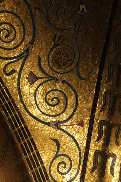 echiromani: The golden mosaics of Montecassino.